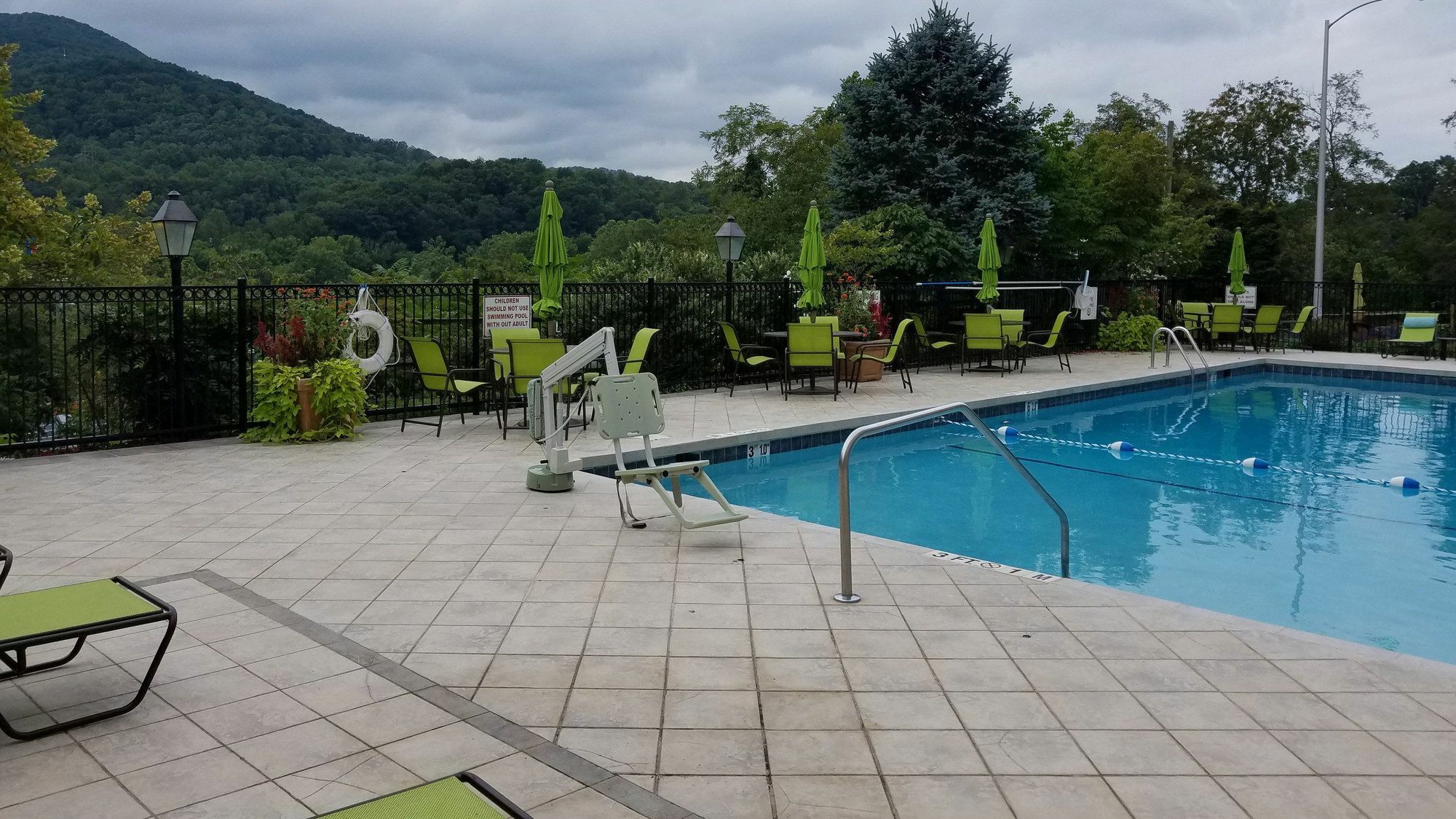 Holiday Inn Asheville East-Blue Ridge Pkwy By Ihg Ngoại thất bức ảnh